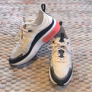 Nike Air Max - Cream and Black w/ Pink Bubble